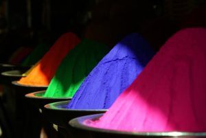 ¿CÓMO SE RELACIONAN LOS COLORES CON LAS
