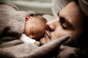 ¿DORMIR POCO HACE SUBIR DE PESO?