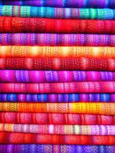 ¿CÓMO SE RELACIONAN LOS COLORES CON LAS