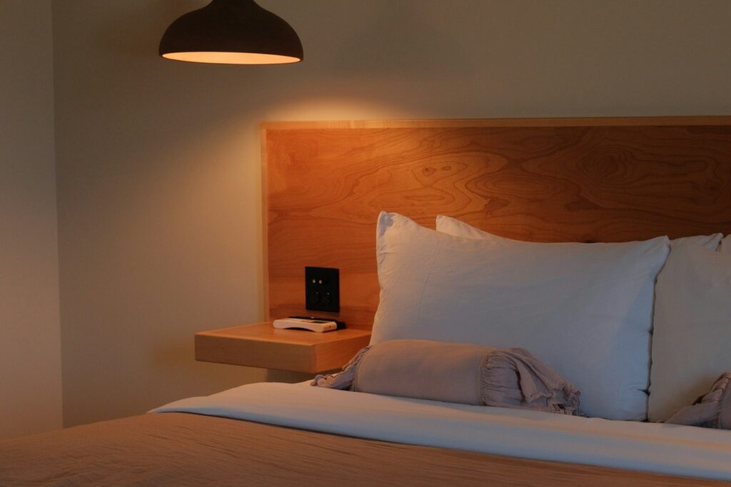 Dormitorio con luz cálida