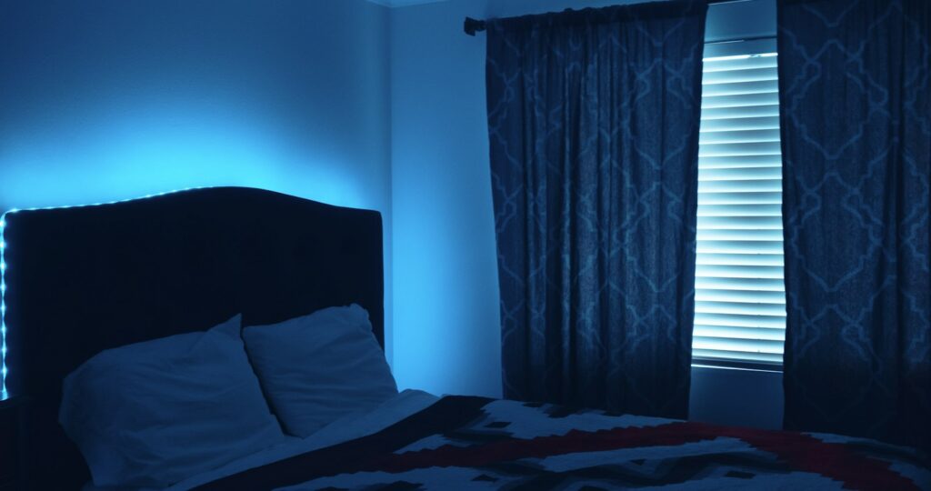 Dormitorio a oscuras con una cama por la noche