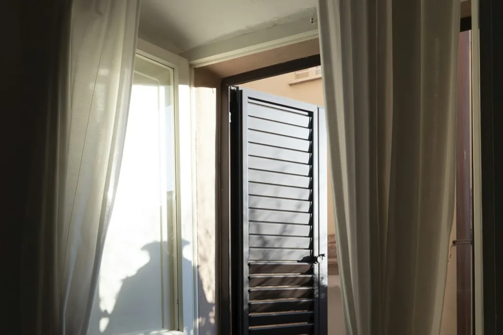 Ventana abierta con sol entrando en una habitación