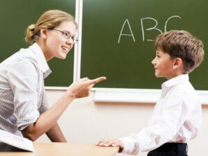 EXPECTATIVAS DEL PROFESOR Y DESEMPEÑO DE