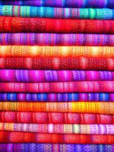 ¿CÓMO SE RELACIONAN LOS COLORES CON LAS